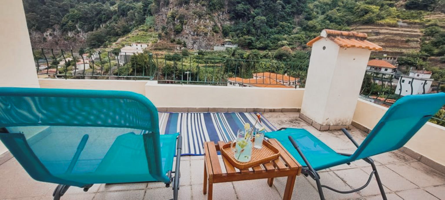 Terrace with a sea view at the Eco-CoLiving house
