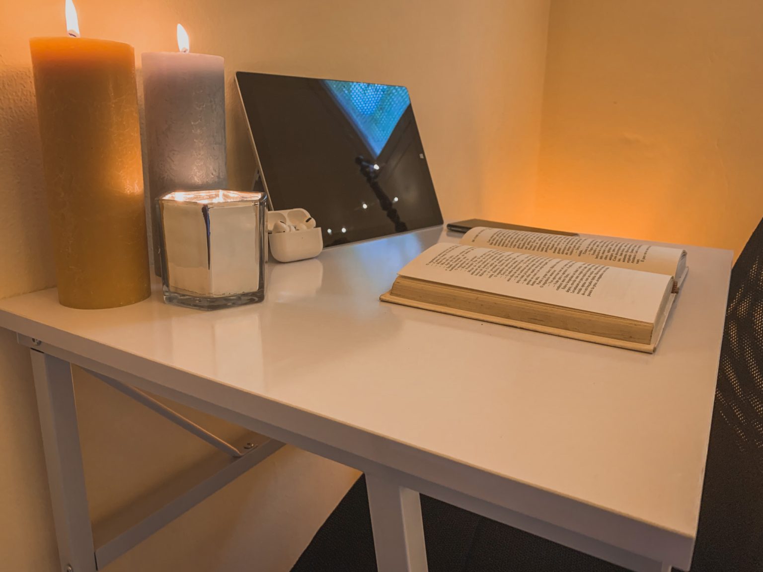 Desk with candles at the Eco-CoLiving house